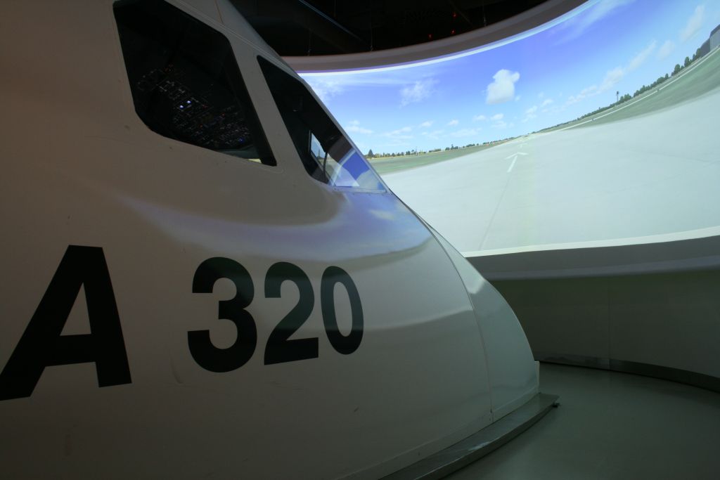 All'aeroporto di Hannover un simulatore di volo dotato di due proiettori laser 3LCD Sony