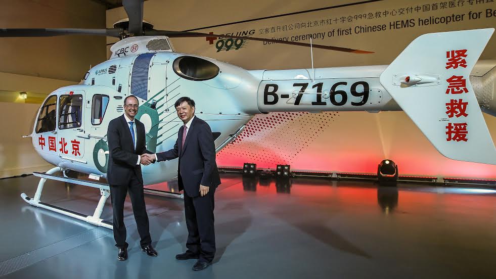 Mr Wolfgang SCHODER, CEO Airbus Helicopters Germany, consegna l'EC135 a LI Libing, General Director of Beijing 999 (© Copyright Airbus Helicopters, Charles Abarr)