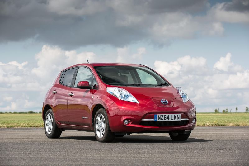 Nissan LEAF guida la crescita del mercato delle auto elettriche