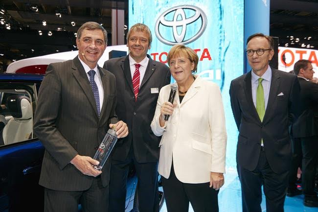 Salone di Francoforte ad Angela Merkel piace la Toyota Mirai