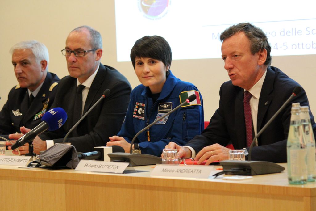 Da sinistra: Gen.B.A. Claudio Salerno, Ugo Rossi (Presidente Provincia Autonoma di Trento), Samantha Cristoforetti (Astronauta ESA), Roberto Battiston (Presidente Agenzia Spaziale Italiana), Marco Andretta (Presidente MUSE)